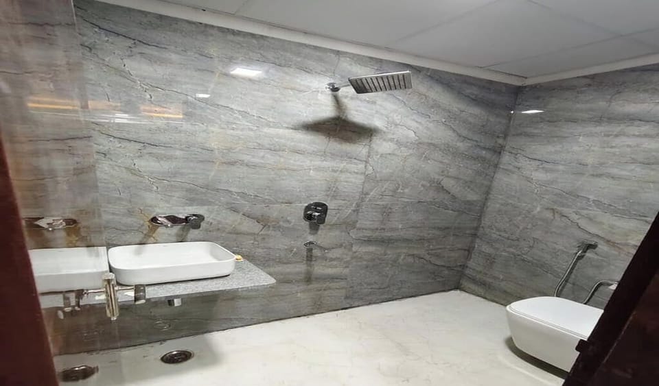 Deluxe Room, Garden View | Bathroom | Shower, towels, shampoo