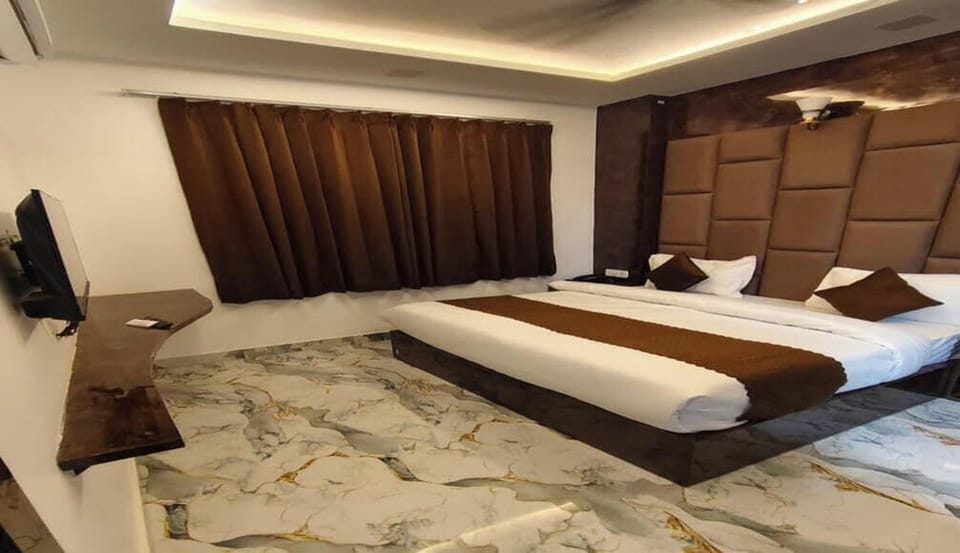 Deluxe Room, Garden View | Desk, WiFi (free)