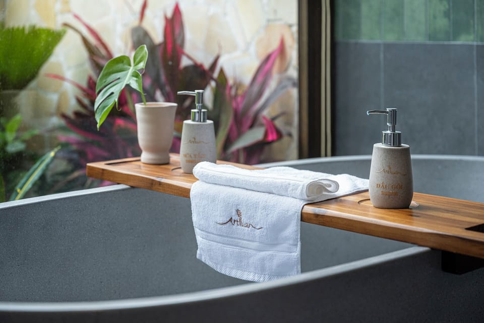 Deluxe Double Room, Garden View | Bathroom | Slippers