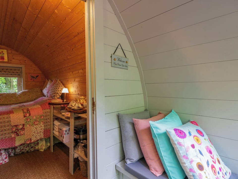 Bluebell Glamping Pod Cottage in England