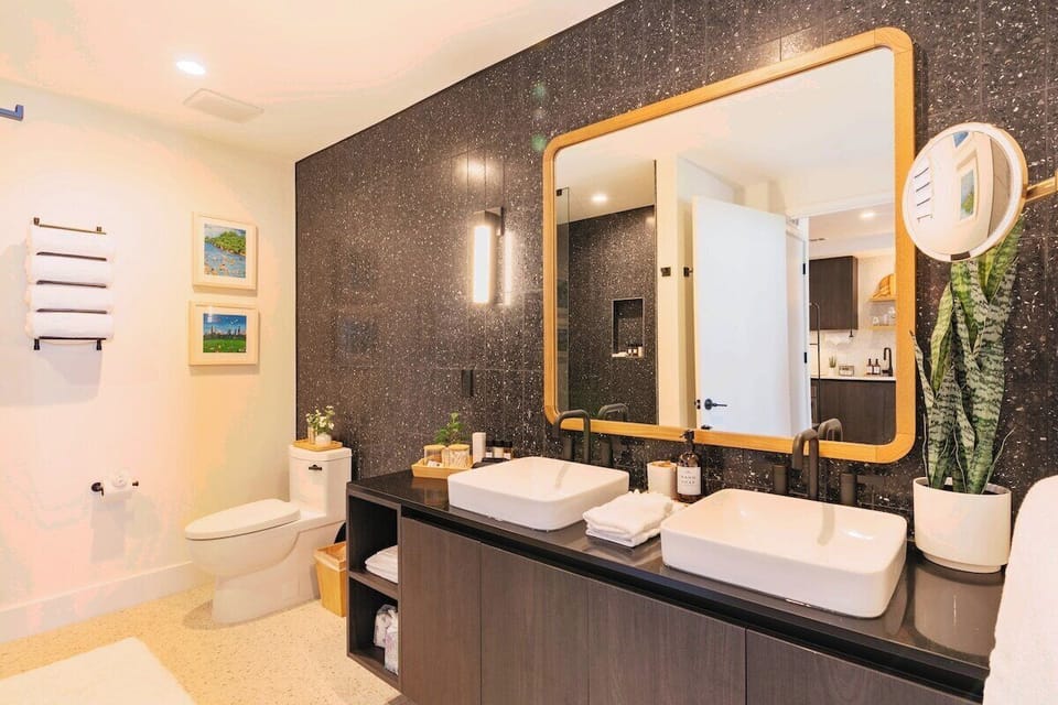Ensuite Bathroom with Plenty of Space to Get Ready!