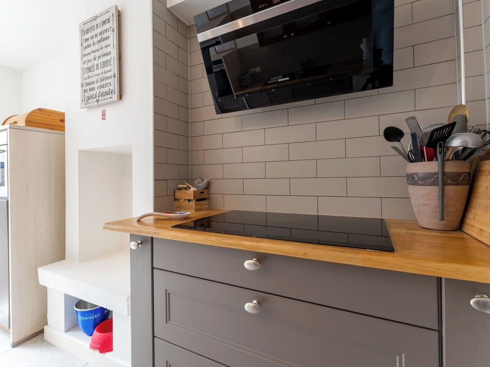 Kitchen, Wall, Countertop, Cabinetry, Flooring, Kitchen Appliance, Interior Design, Wood, Furniture, Major Appliance