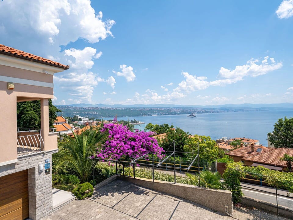 Residential Area, Apartment, Estate, Resort, Mansion, Balcony, Villa, Swimming Pool