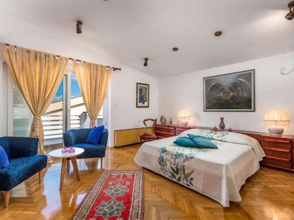 Residential Area, Apartment, Estate, Resort, Mansion, Balcony, Villa, Swimming Pool