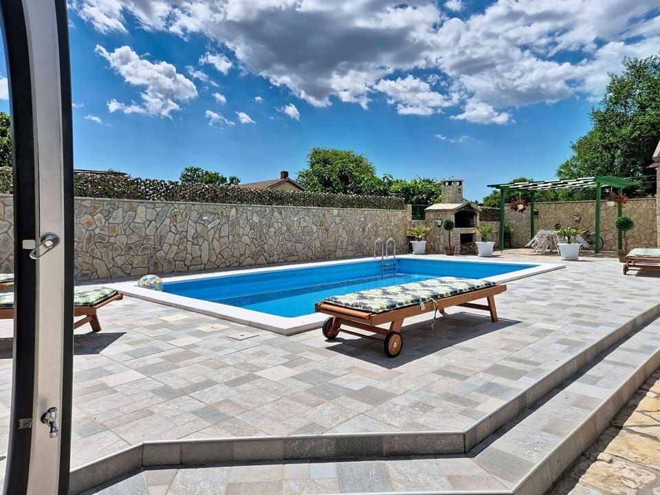 Residential Area, Apartment, Estate, Resort, Mansion, Balcony, Villa, Swimming Pool