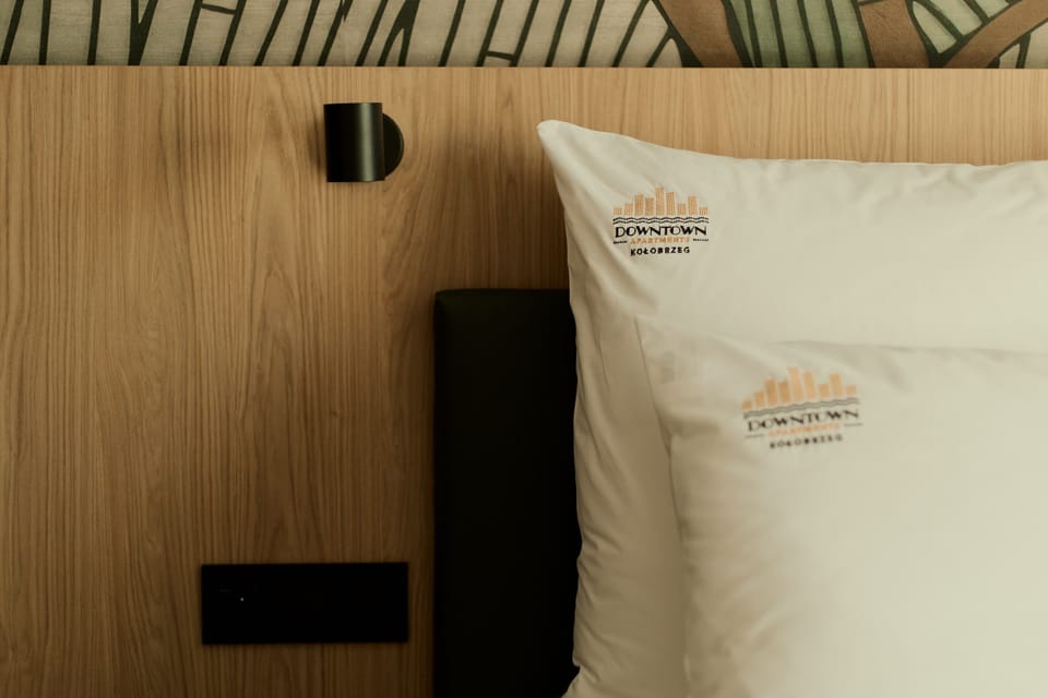 W otwartej przestrzeni znajduje się duże łóżko dwuosobowe, stoliki nocne, rozkładana sofa wypoczynkowa, stolik kawowy oraz telewizor. Do dyspozycji gości jest także biurko z krzesłem, które może służyć jako miejsce do pracy.