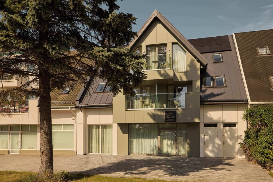 Apartament znajduje się w wygodnej części Kołobrzegu, blisko centrum, portu oraz nadmorskich atrakcji. W okolicy dostępne są restauracje, kawiarnie, sklepy i punkty usługowe, a spacerem można szybko dotrzeć do plaży.