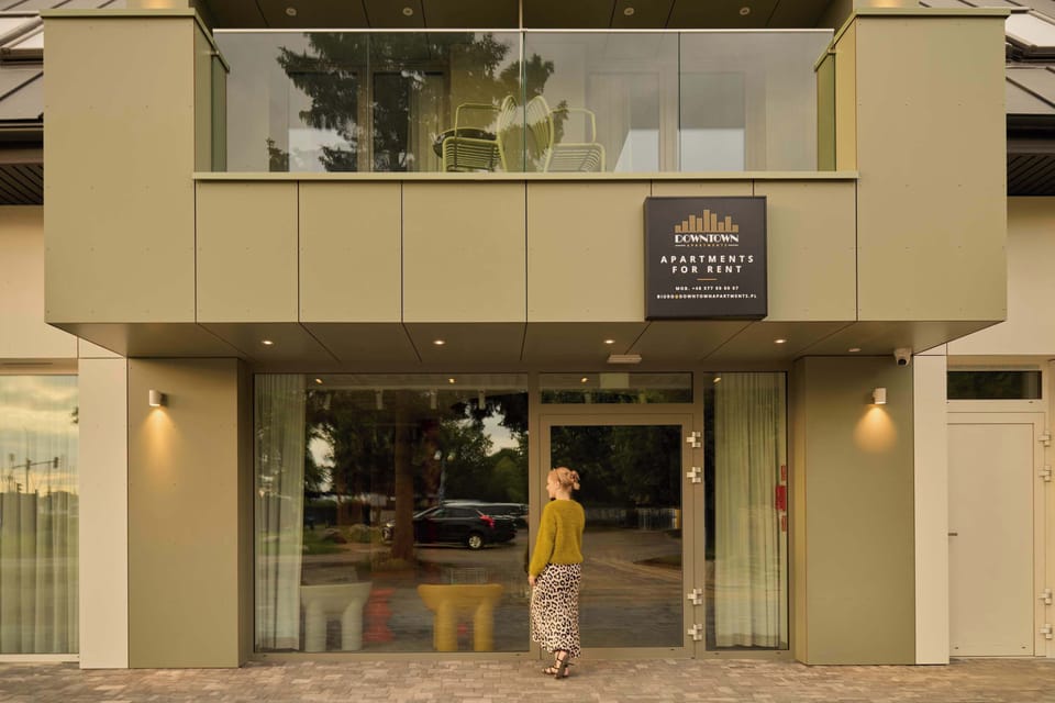 Apartament znajduje się w wygodnej części Kołobrzegu, blisko centrum, portu oraz nadmorskich atrakcji. W okolicy dostępne są restauracje, kawiarnie, sklepy i punkty usługowe, a spacerem można szybko dotrzeć do plaży.