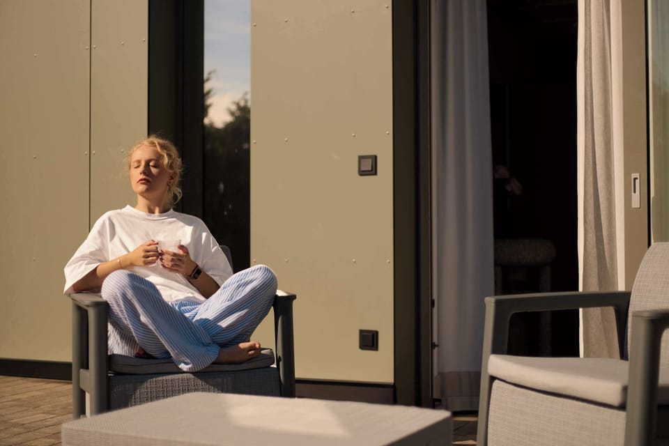 Wyjątkowym atutem apartamentu jest balkon z widokiem na rzekę, wyposażony w meble wypoczynkowe. To idealne miejsce na poranną kawę, odpoczynek w ciągu dnia lub spokojny wieczór w otoczeniu zieleni.