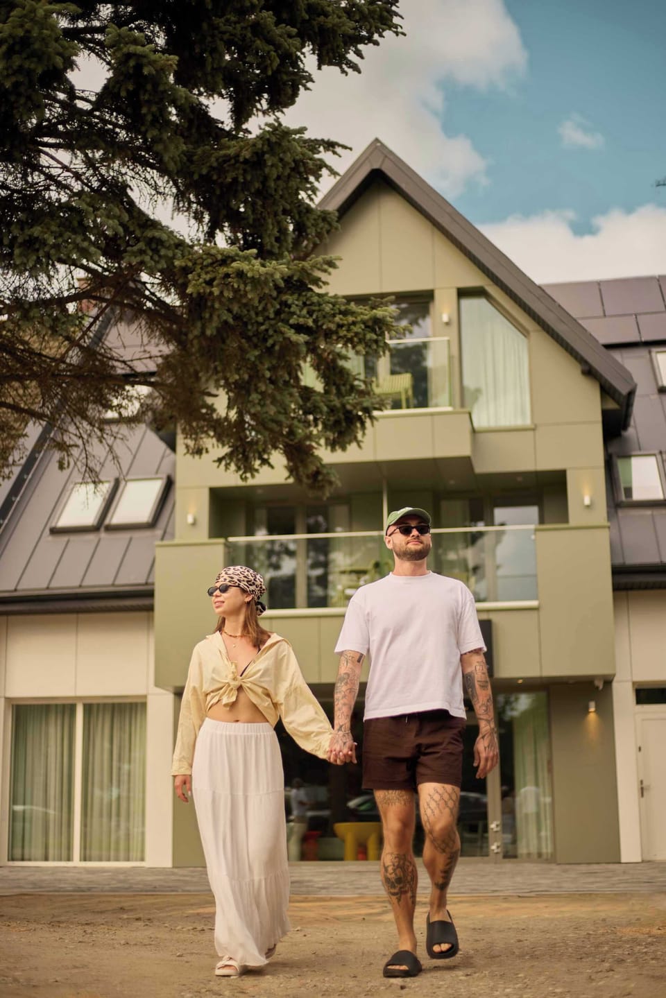 Apartament znajduje się w wygodnej części Kołobrzegu, blisko centrum, portu oraz nadmorskich atrakcji. W okolicy dostępne są restauracje, kawiarnie, sklepy i punkty usługowe, a spacerem można szybko dotrzeć do plaży.