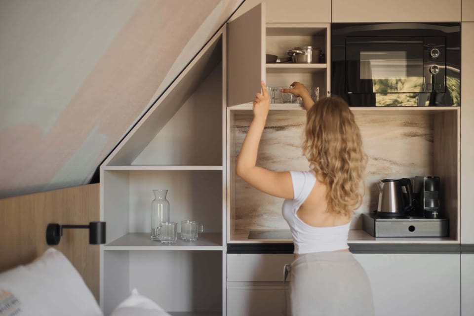W apartamencie przygotowano również praktyczny aneks kuchenny wyposażony w płytę grzewczą, umożliwiającą przygotowanie lub odgrzanie prostych posiłków, a także kuchenkę mikrofalową.