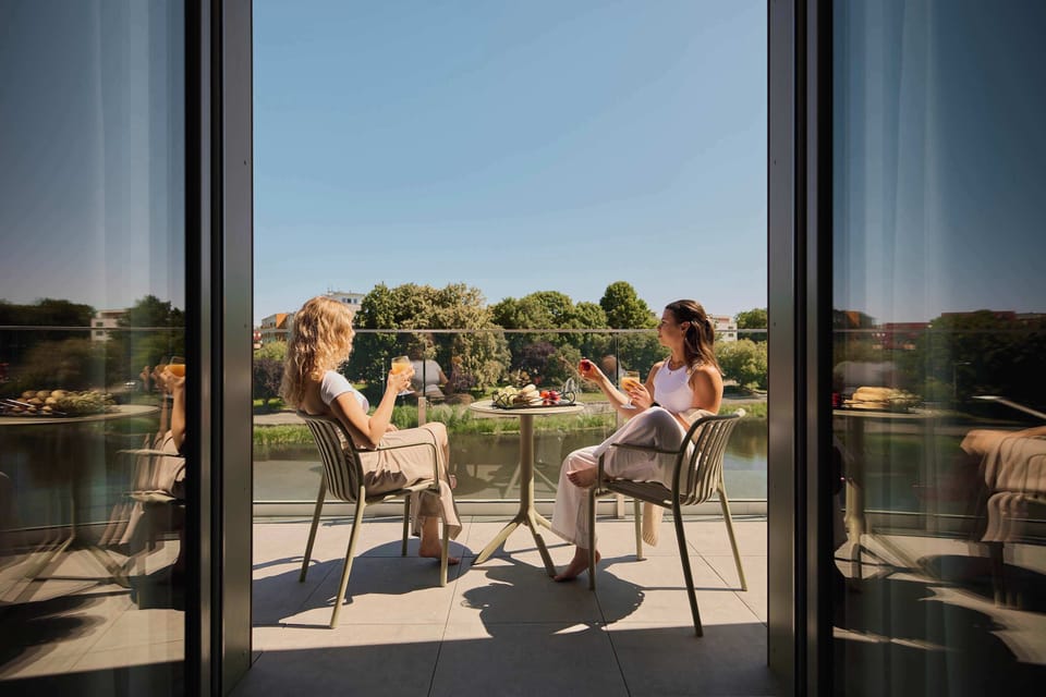 Wyjątkowym atutem apartamentu jest balkon z widokiem na rzekę, wyposażony w meble wypoczynkowe. To idealne miejsce na poranną kawę, odpoczynek w ciągu dnia lub spokojny wieczór w otoczeniu zieleni.