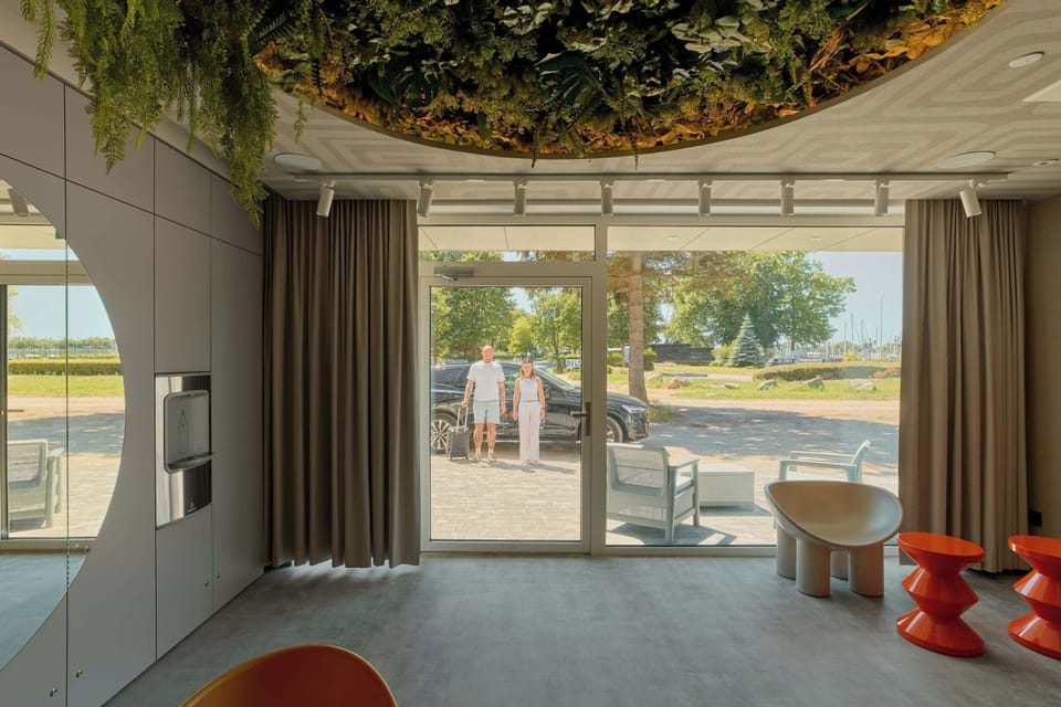 Apartament znajduje się w wygodnej części Kołobrzegu, blisko centrum, portu oraz nadmorskich atrakcji. W okolicy dostępne są restauracje, kawiarnie, sklepy i punkty usługowe, a spacerem można szybko dotrzeć do plaży.