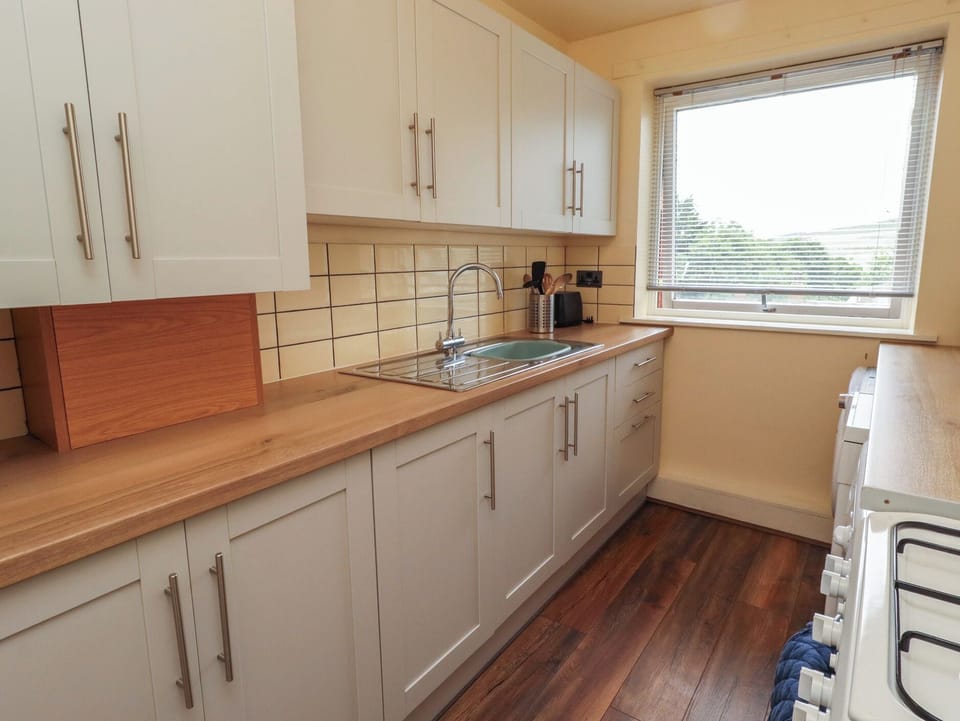 Dishwasher, cookware/dishes/utensils
