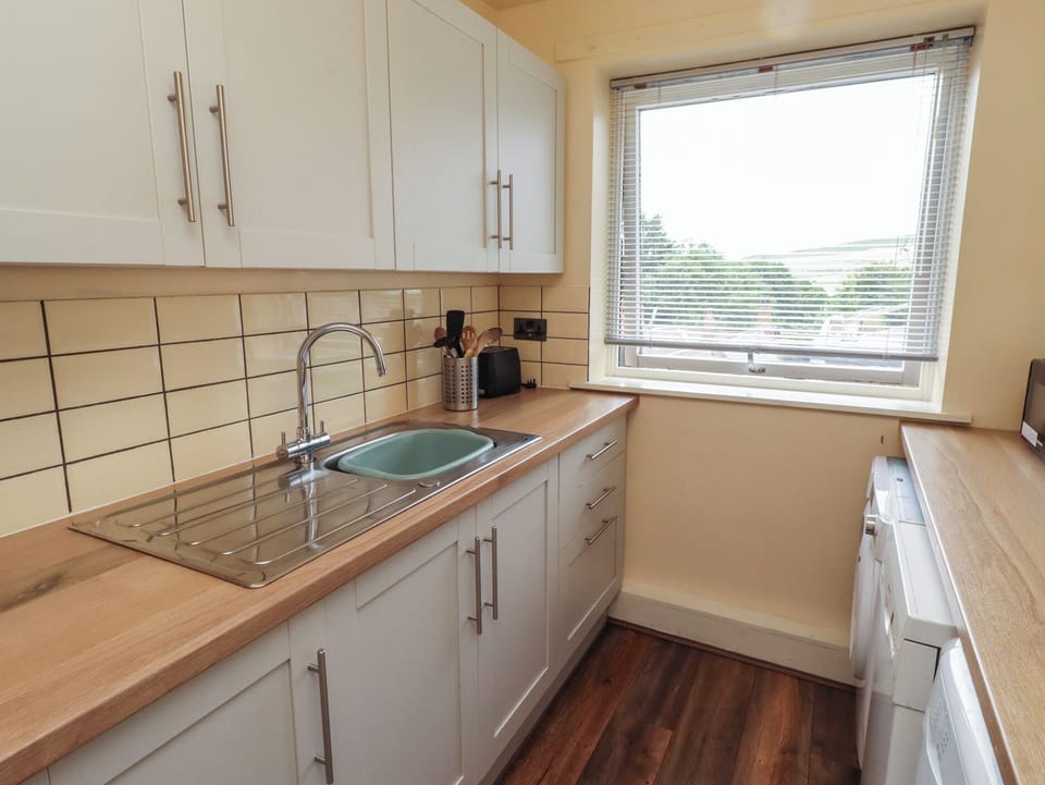 Dishwasher, cookware/dishes/utensils