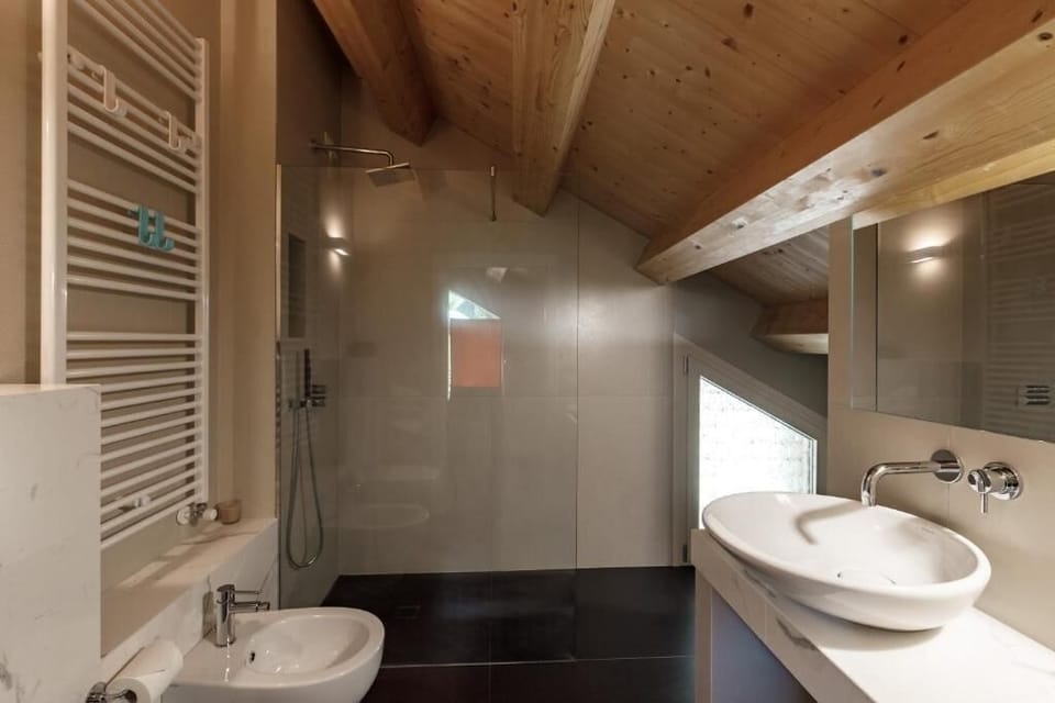 Deluxe Quadruple Room, Mountain View | Bathroom