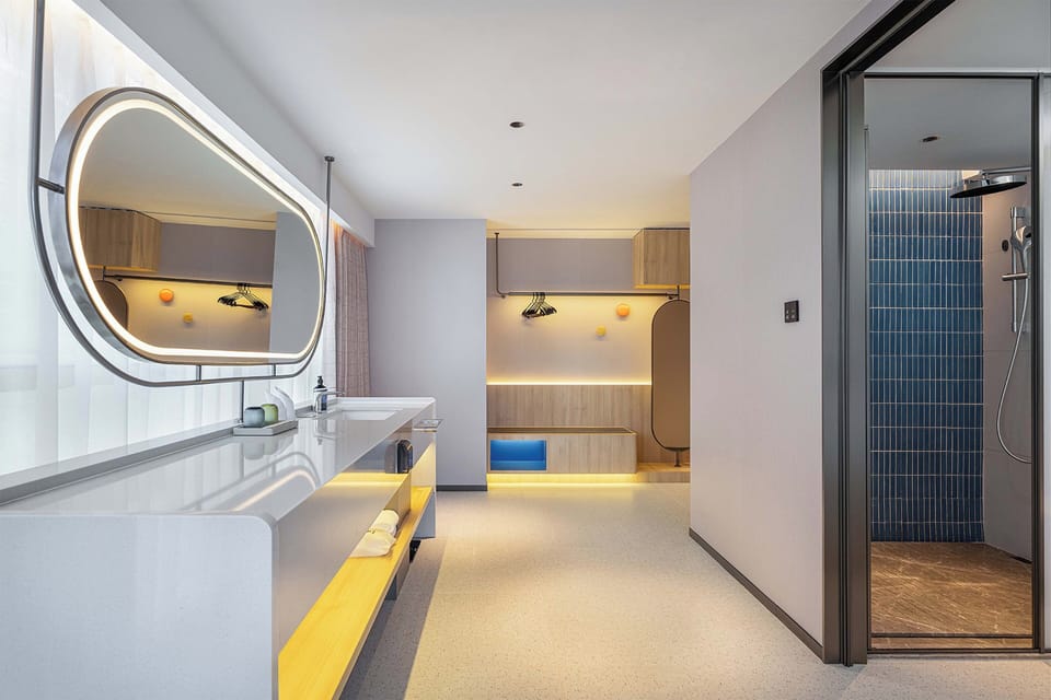 2 Double Standard River View | Bathroom | Shower, free toiletries, hair dryer, slippers