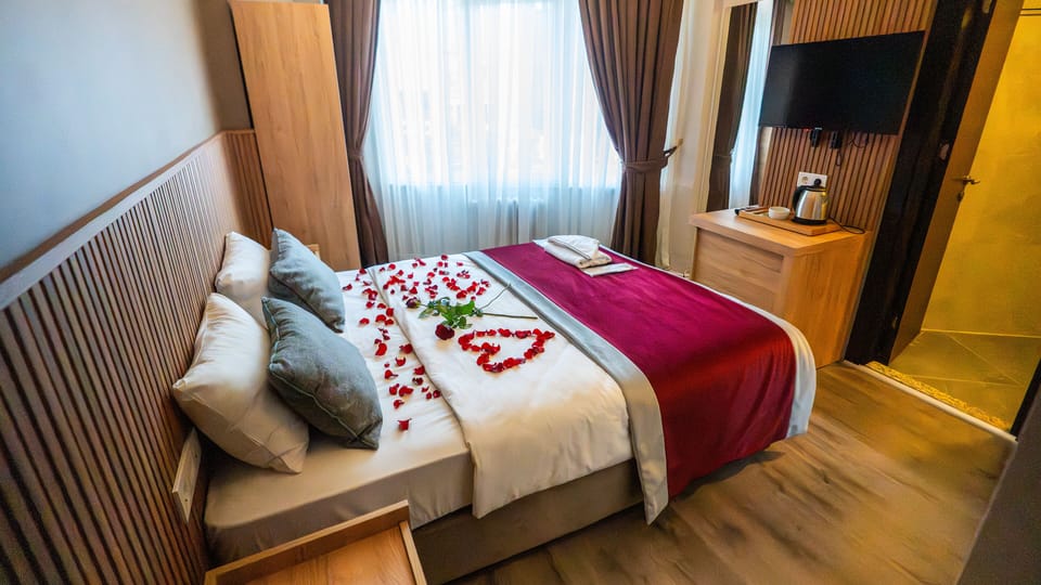 Standard Single Room | Minibar, in-room safe, desk, free WiFi