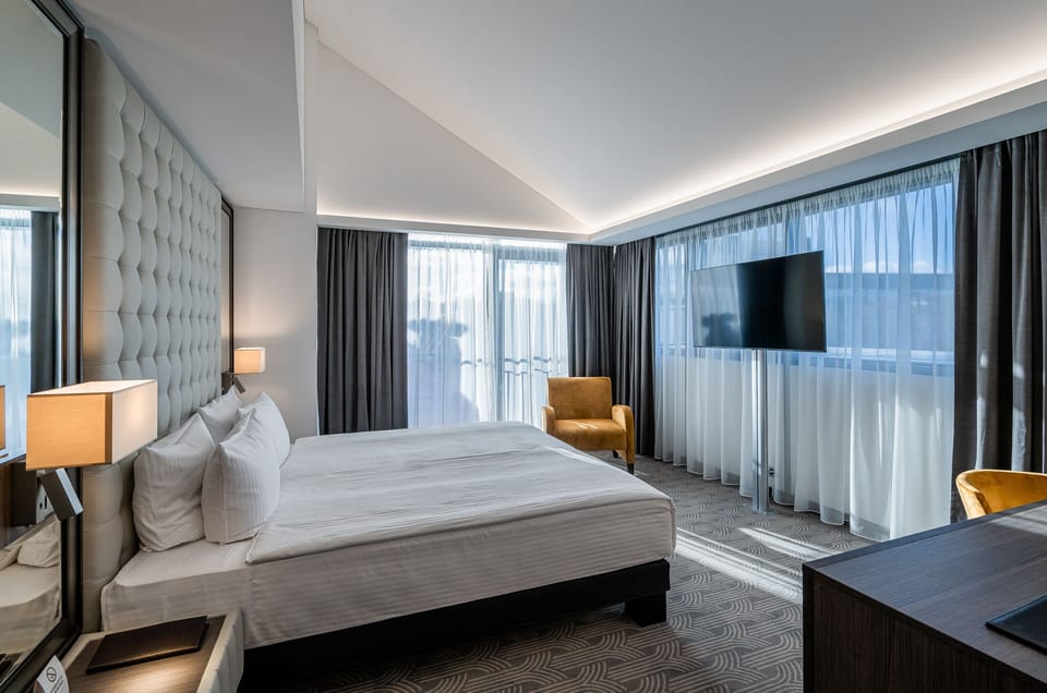 Hypo-allergenic bedding, minibar, in-room safe, desk