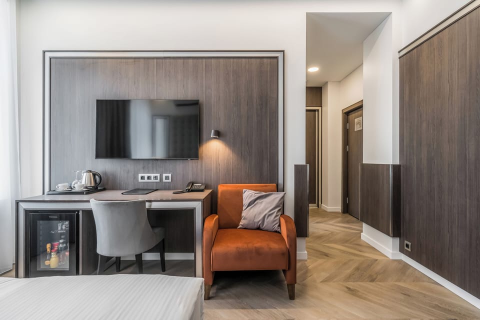 Hypo-allergenic bedding, minibar, in-room safe, desk