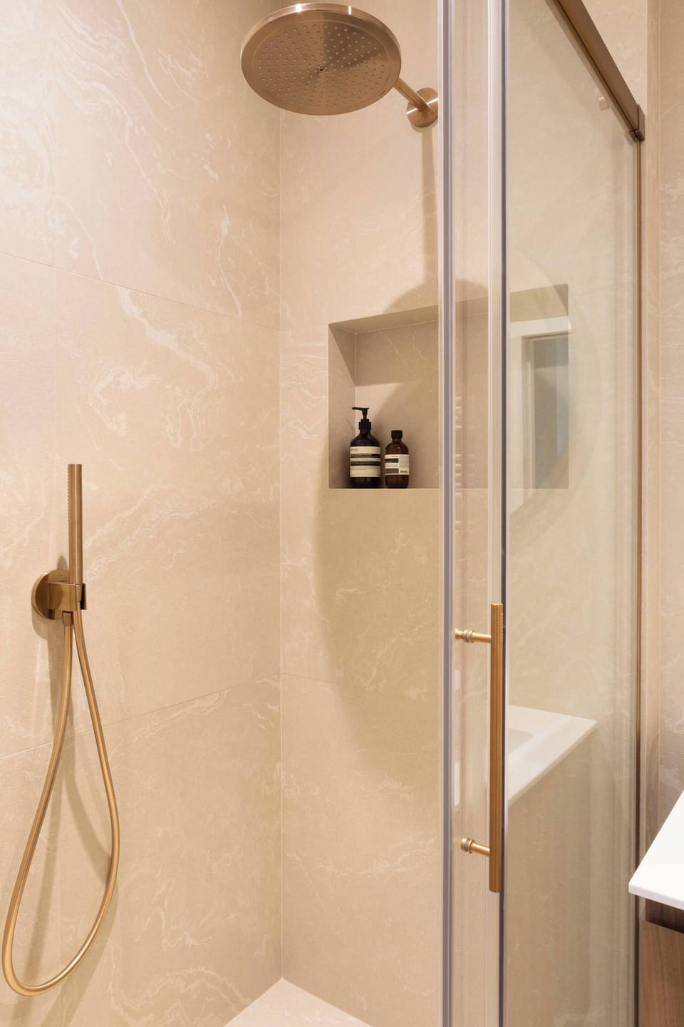 Salle de bain avec wc