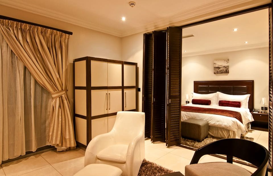 Executive Suite, Kitchenette, Executive Level | 1 bedroom, premium bedding, down comforters, Tempur-Pedic beds