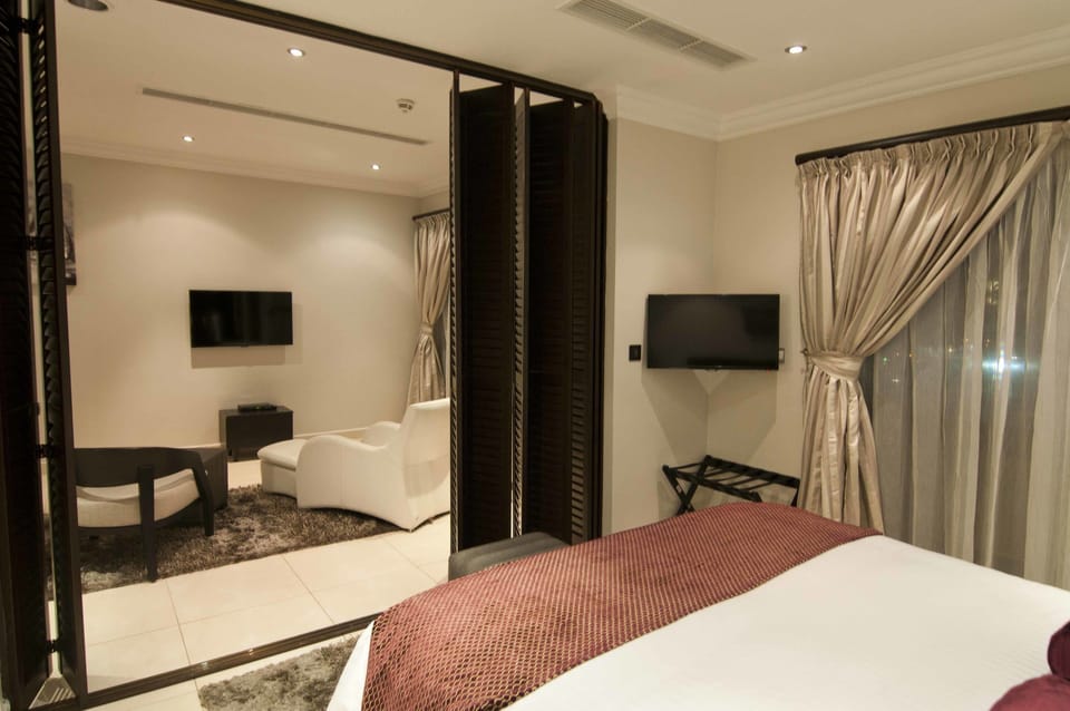 Executive Suite, Kitchenette, Executive Level | 1 bedroom, premium bedding, down comforters, Tempur-Pedic beds