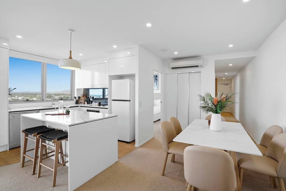 Gather around the dining area for lingering breakfasts or takeaway feasts after a day exploring Mermaid Beach and Broadbeach.