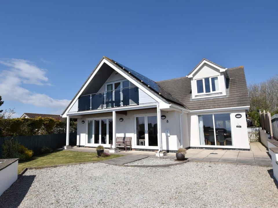 Large modern property located in the pretty village of Polruan 
