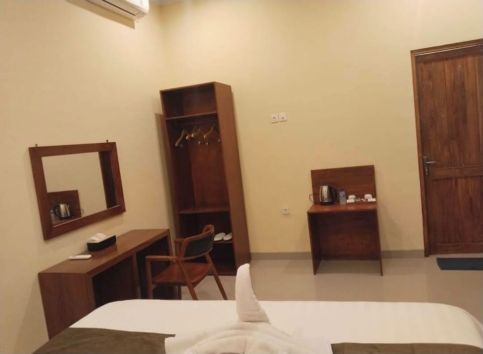 Deluxe Suite | Iron/ironing board, bed sheets