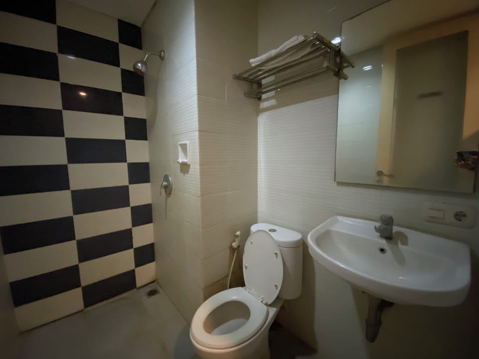 Standard Twin Room | Bathroom | Shower, towels, soap