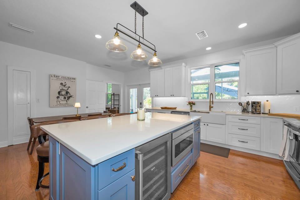 Modern full kitchen w wine fridge & Dining area