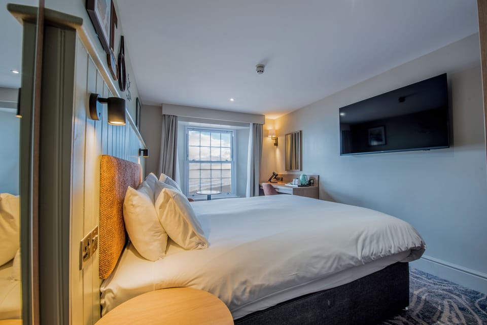 Classic Double Room, Sea View | Premium bedding, iron/ironing board, free WiFi, bed sheets