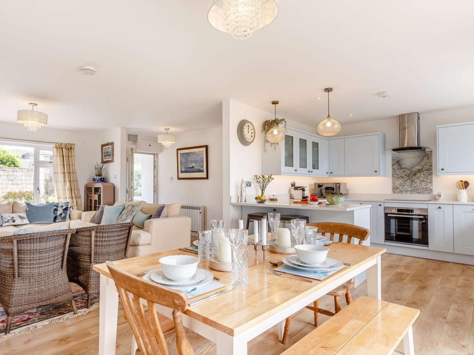 Beautifully appointed open plan living/dining space 
