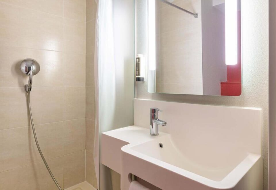 Shower, towels