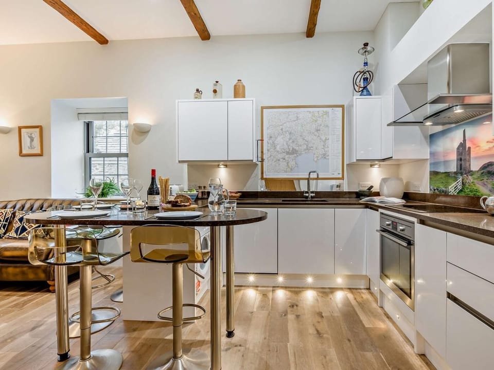 A lovely kitchen and breakfast bar