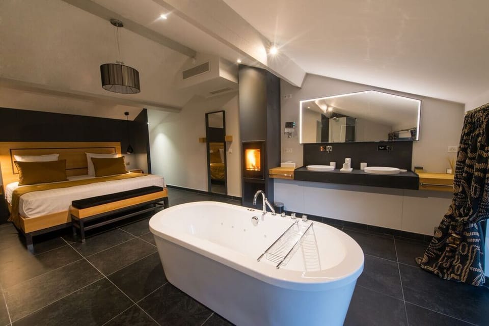 Luxury Suite, 1 Bedroom, Jetted Tub (Elegance) | Bathroom | Shower, free toiletries, hair dryer, towels