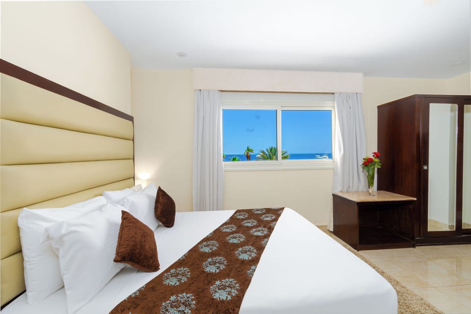 Family Suite, Sea View | Minibar, in-room safe, blackout drapes, bed sheets