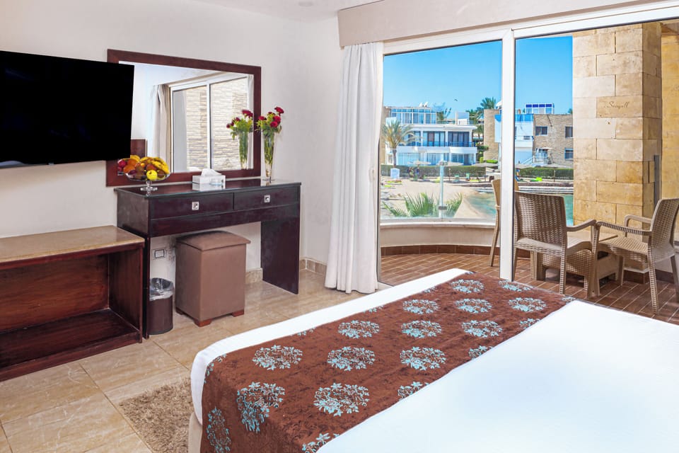 Family Suite, Sea View | Minibar, in-room safe, blackout drapes, bed sheets