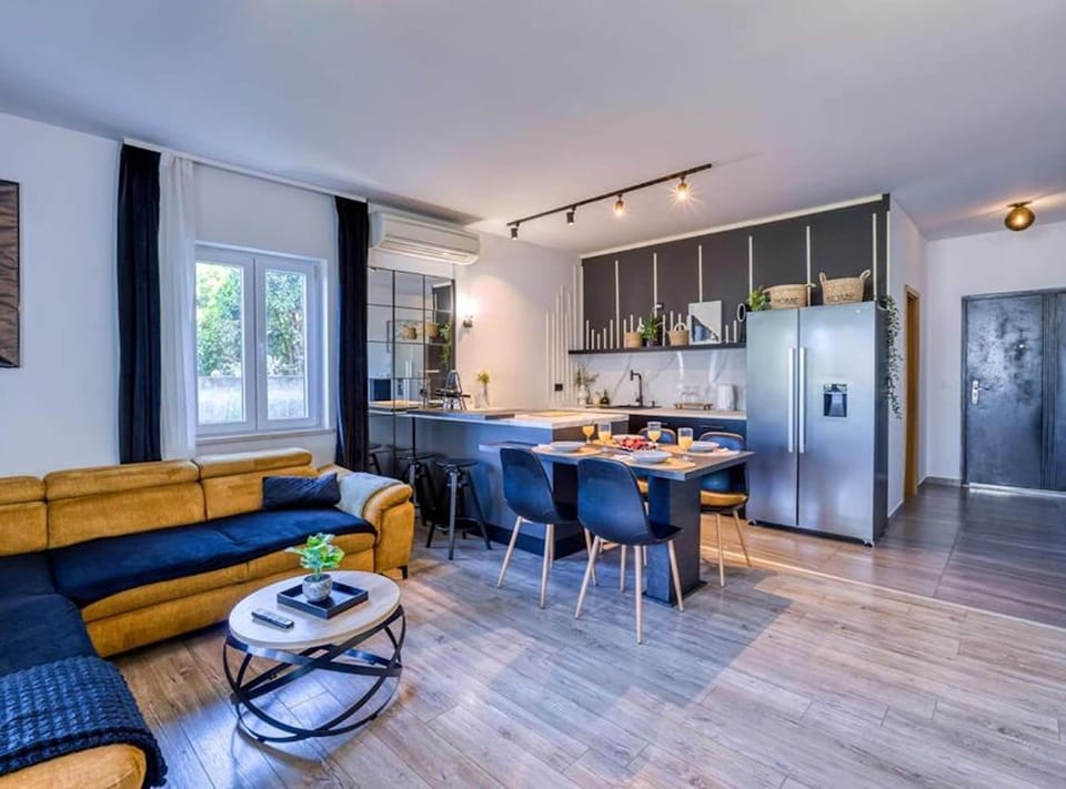 Apartment (Apartment With Terrace And Garden) | Dining room