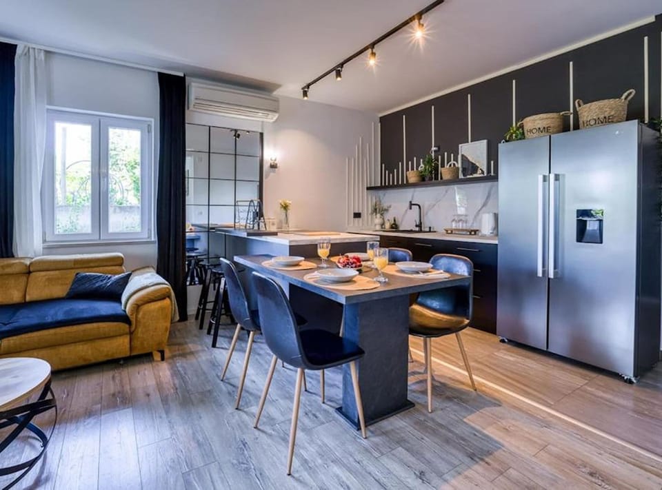 Apartment (Apartment With Terrace And Garden) | Dining room