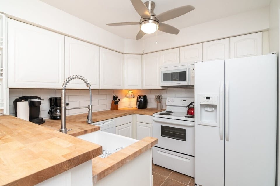 From morning coffee to family dinners, this kitchen has you covered.
