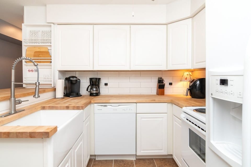 Cook with ease in the fully equipped kitchen.