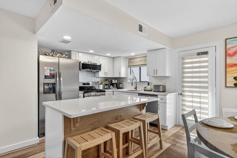 Kitchen | Kitchen Island | Stainless Steel Appliances & Bar Seating