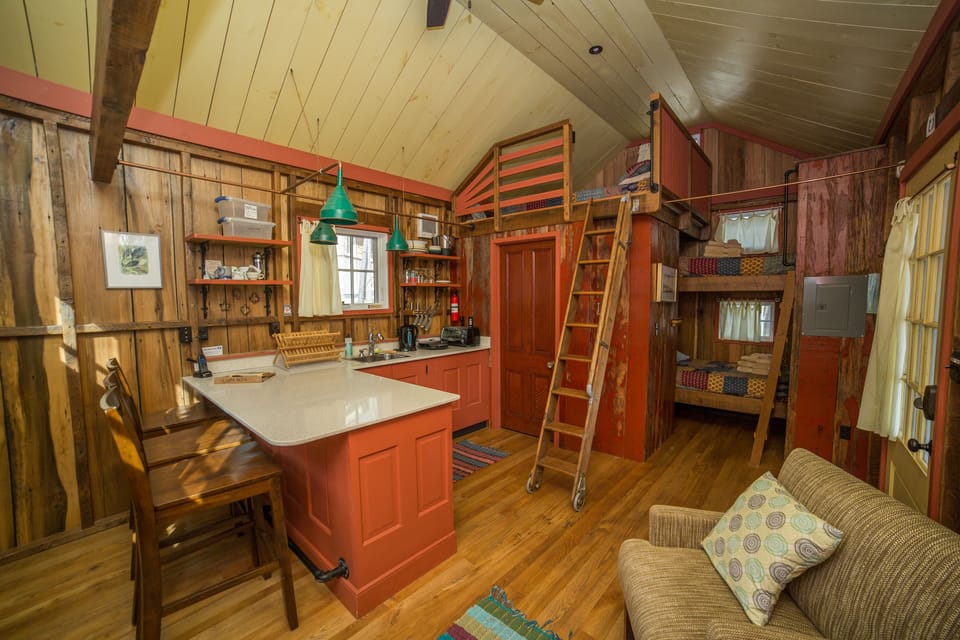 Cabin (Orion) | Individually decorated, individually furnished, free WiFi, bed sheets