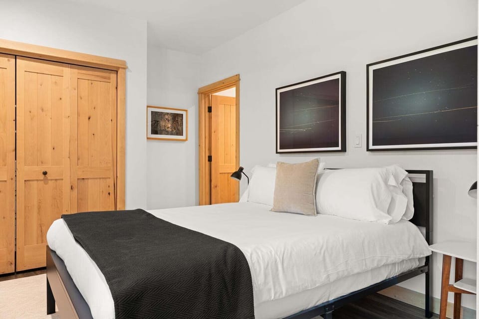 Queen Bedroom - Lower Level