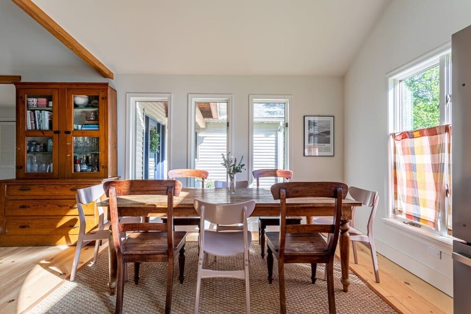 From morning coffee to celebratory dinners, this dining room brings everyone together