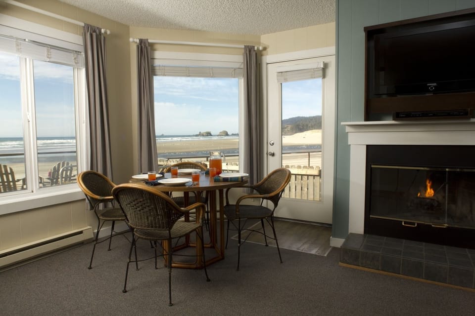 Suite, 1 Bedroom, Fireplace, Oceanfront | In-room dining