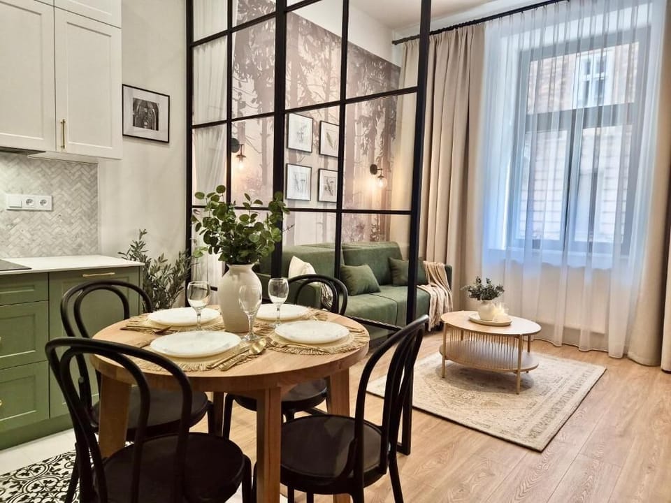 Classic Apartment, City View | Dining