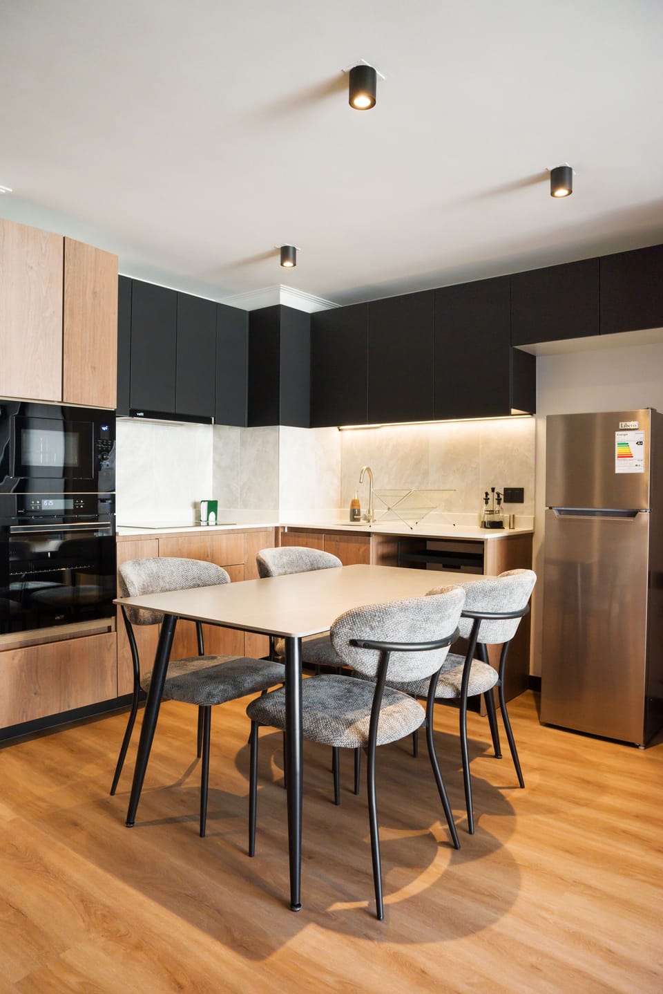 Apartment, 2 Bedrooms | Dining